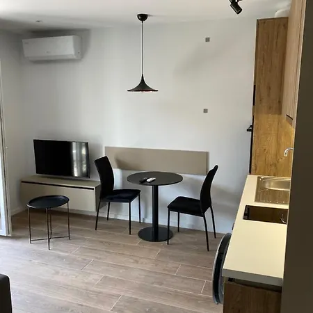 Apartment Eq *
